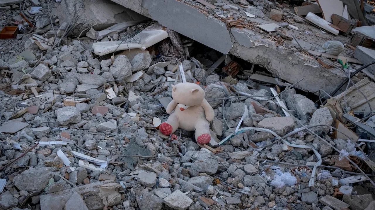 Povestea INCREDIBILĂ a unei mame prinsă cu fiul nou-născut sub dărâmături, salvată după patru zile: ”Zidul a căzut, camera tremura, iar clădirea își schimba poziția”