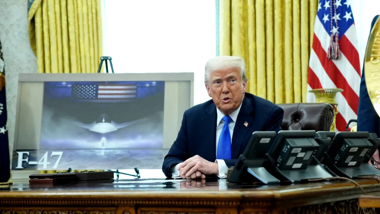 Donald Trump a retras autorizaţiile de securitate pentru Kamala Harris şi Hillary Clinton