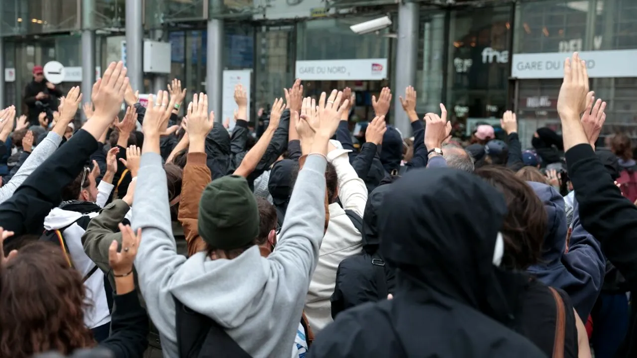 Protestatarii din Paris „ocupă zona din jurul Gării de Nord”/ Forțele de ordine încearcă să respingă mișcarea „BLOCĂM TOTUL”