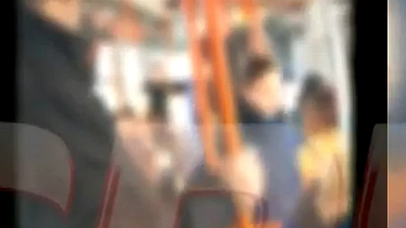 Trei controloare RATB, date jos din tramvai de un călător nervos: ''Vă iau și la picioare!''