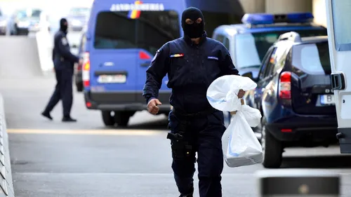 Scandal cu macete și sprayuri lacrimogene la Cluj, în fața unui local. Au intervenit mascații