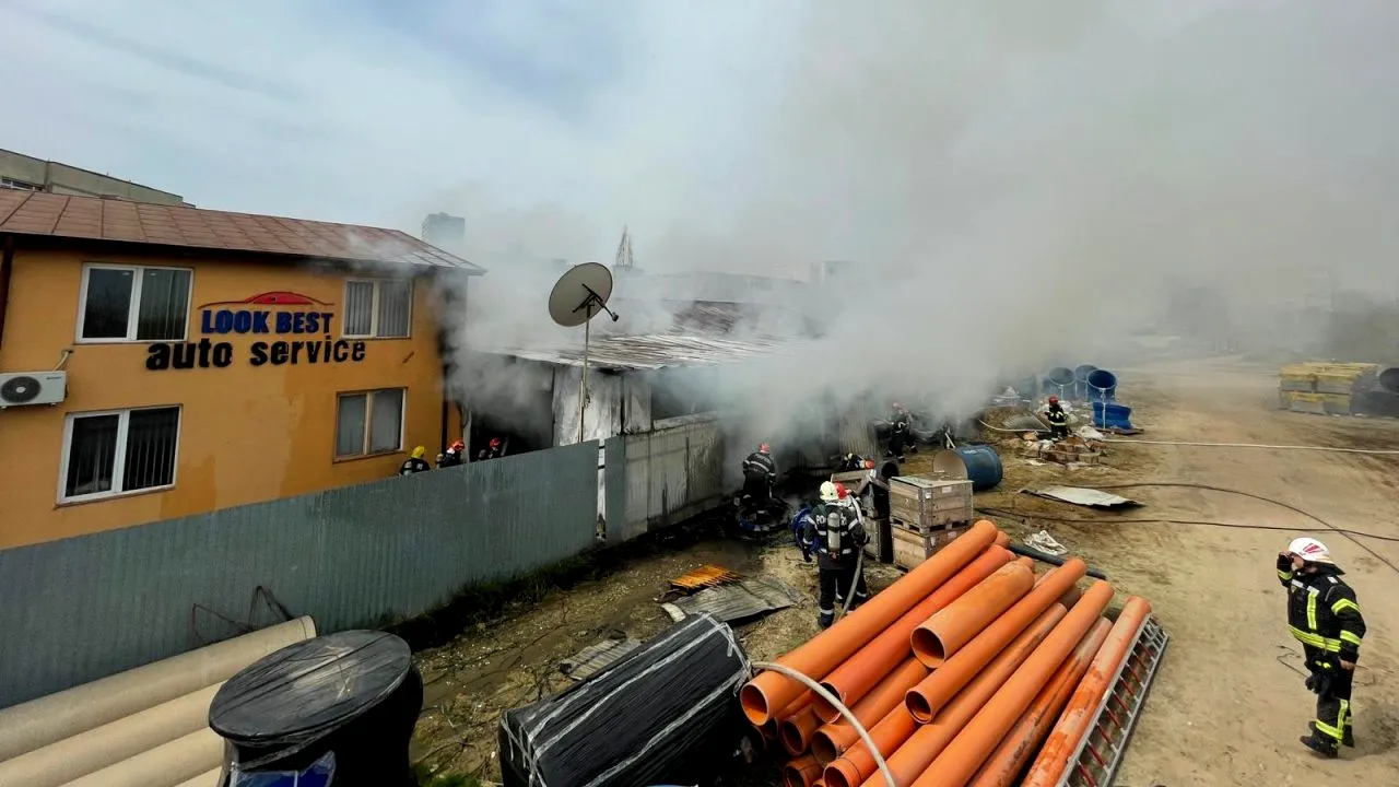 Incendiu puternic în București. Șase autospeciale intervin la un service auto din Sectorul 2 (Galerie FOTO)