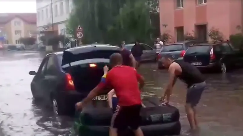Plimbare cu salteaua pneumatică pe străzile inundate din Târgu Jiu VIDEO