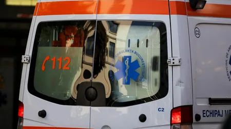 Ambulanţă care mergea către o pacientă cu simptome COVID, rămasă blocată în noroi într-un sat din Vaslui
