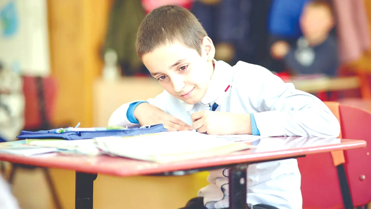 Scrisoarea EMOȚIONANTĂ a lui Elias, un elev de 11 ani din Vaslui: „Tata a plecat la muncă în Germania și..”