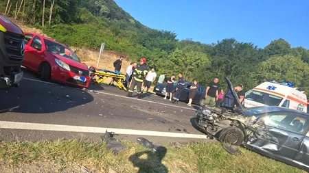 Accident grav pe Valea Oltului. O persoană a rămas încarcerată, iar alta a fost aruncată pe șosea