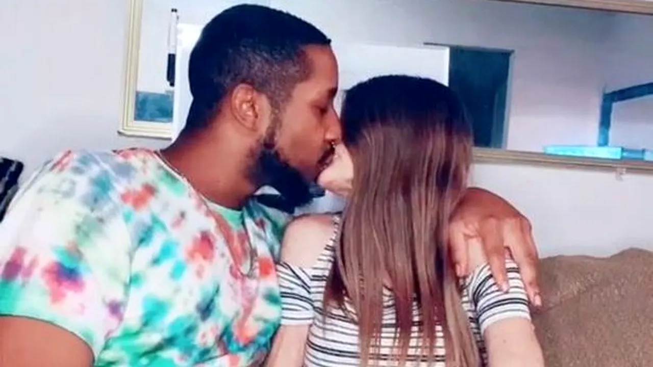 El are 23 de ani, ea este cu 37 de ani mai în vârstă. Relația care a stârnit controverse: „Unii o critică, dar eu o iubesc”