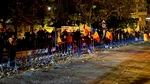 A 28-a noapte de proteste în fața Arestului Central, unde este închis Călin Georgescu. Susținătorii scandează: „Călin Georgescu este președinte”. Tribunalul București a decis astăzi eliberarea sa din arest