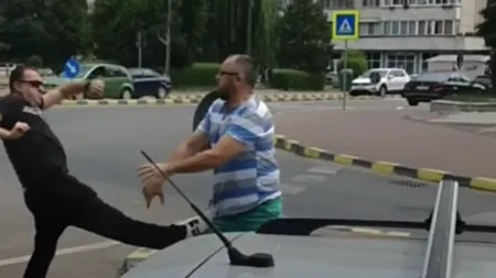 Bătaie în trafic într-un sens giratoriu din orașul Suceava (VIDEO)