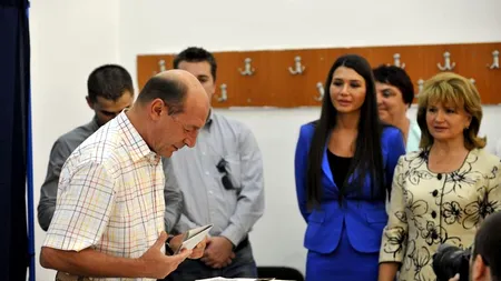 Ce i-a spus Maria Băsescu președintelui suspendat după ce a anunțat că el va merge la vot și ce-i îndeamnă Traian Băsescu pe români