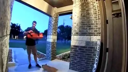 VIDEO | Ce a pățit un livrator de pizza care a înjurat o clientă, nemulțumit de bacșișul primit. Câți bani îi oferise femeia