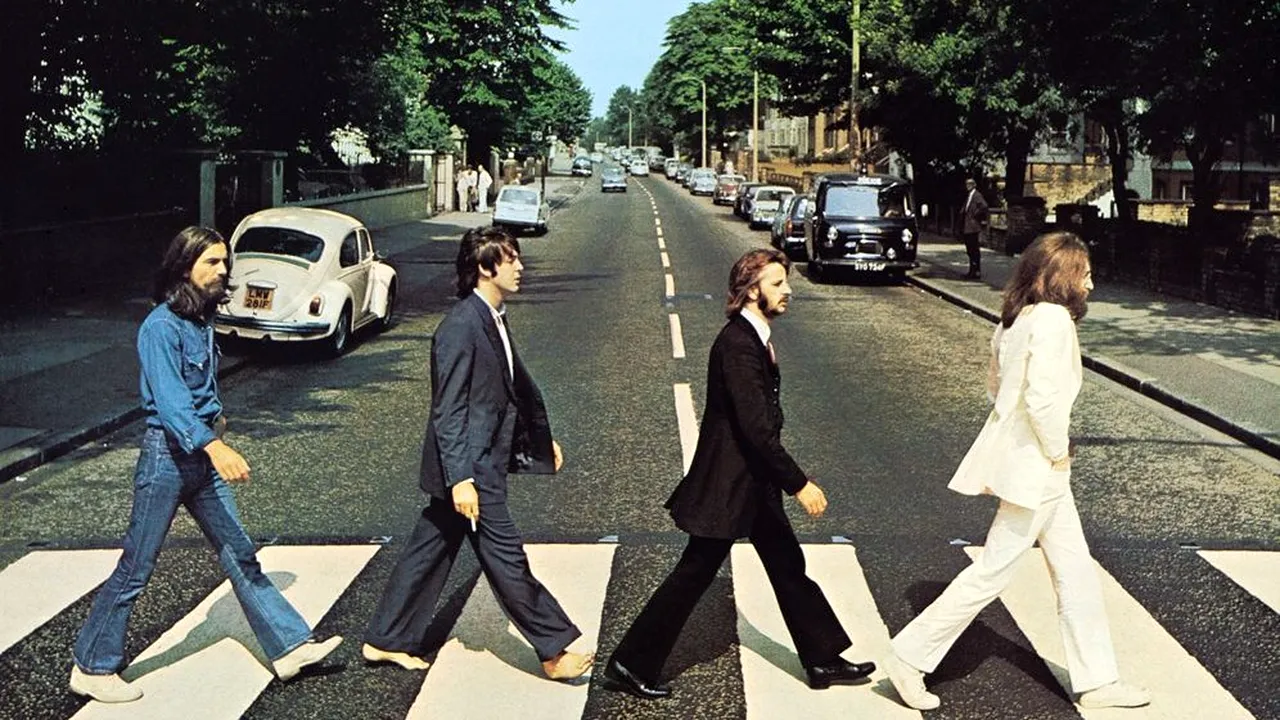Un album al formației The Beatles a ajuns din nou pe primul loc în topurile britanice, după o jumătate de secol