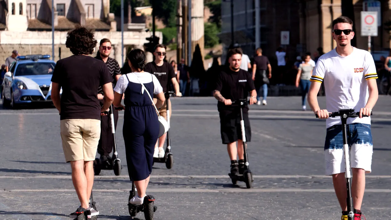 Permisul ar putea deveni OBLIGATORIU pentru trotinete și biciclete electrice. Proiectul de lege depus în Parlament are în vedere și un examen scris