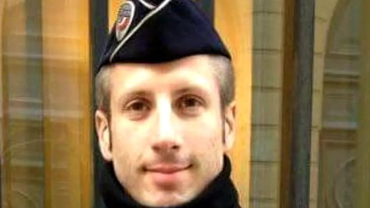 Povestea impresionantă a polițistului ucis în atacul terorist de pe Champs-Elysees. Xavier Jugele venise la o întâlnire de rămas bun cu colegii 