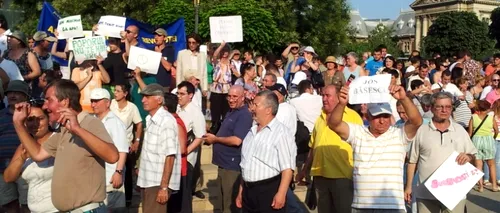 Peste 300 de persoane participă la un miting anti-Băsescu în Piața Universității. Manifestații la Cluj și la Arad