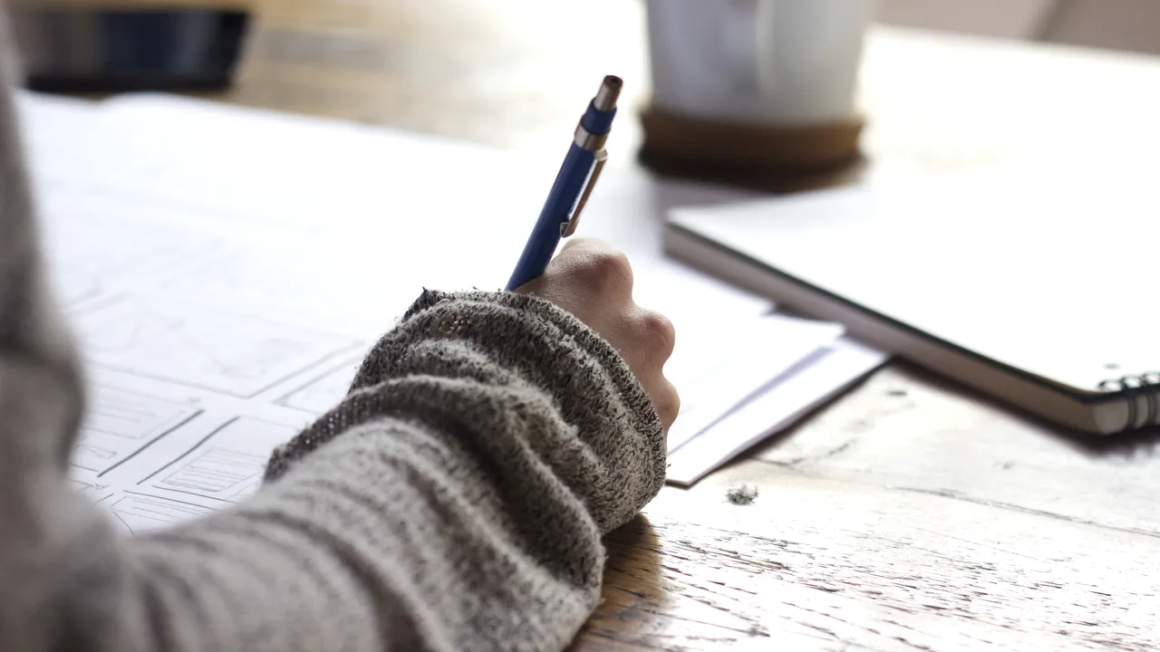 Scrisul de mână îți dezvăluie personalitatea. Ce fel de om ești dacă scrisul tău e orientat spre dreapta