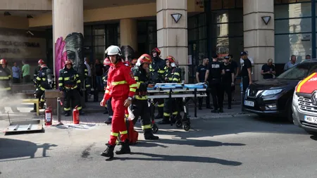 VIDEO | Un muncitor a murit carbonizat în timp ce lucra într-un canal lângă Biblioteca Centrală Universitară din Capitală / O a doua victimă, transportată la spital, cu atac de panică (UPDATE)