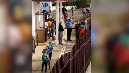 Scene șocante la o şcoală din Vaslui. Elevii au dat ”bir cu fugiții” din clase de frica vaccinării anti-COVID: „Am venit să ne salvăm copiii! Animalelor!” (VIDEO)