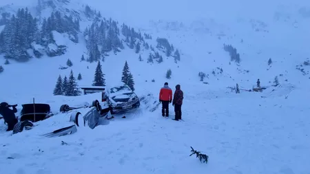 UPDATE: FOTO-VIDEO | Avalanșă de mari dimensiuni în Munții Făgăraș. Zeci de turiști, între care 14 copii, captivi la Cabana Capra / Mai multe mașini au fost distruse de zăpadă / Pompierii intervin cu şenilate