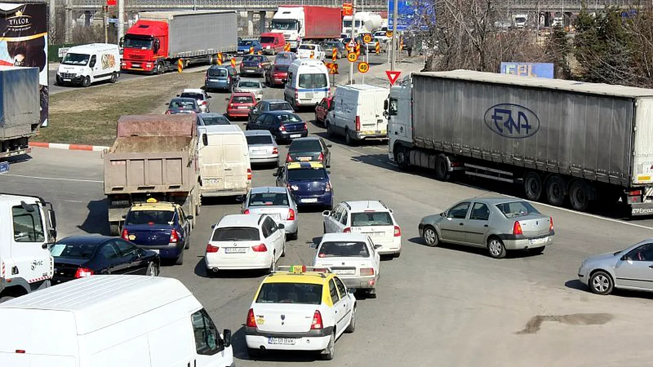 Arad: Coloane de mașini de cinci kilometri pe DN 79, după ce o basculantă s-a răsturnat pe șosea
