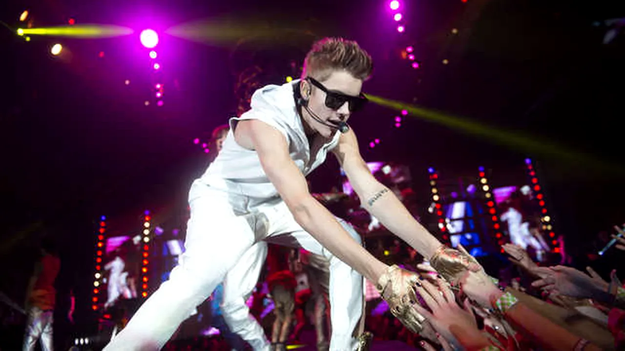 Justin Bieber a fost amendat după ce a întârziat la un concert