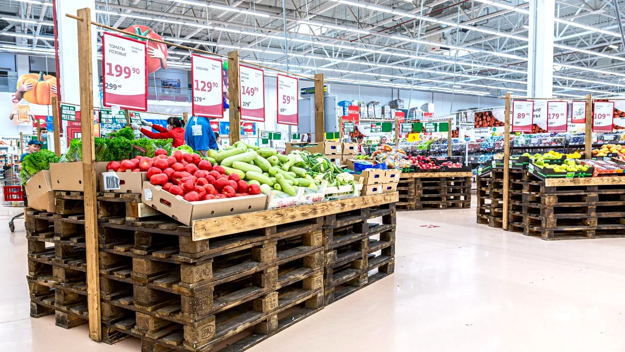Alimentele de bază vor fi raționalizate în Rusia. Supermarketurile vor limita cantitățile pe care le pot cumpăra cetățenii