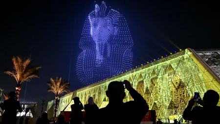 Antichitatea a întâlnit modernitatea pe cerul din Cairo. Sute de drone au compus chipuri de faraoni, zei­tăți și construcții-simbol ale Egiptului Antic. Un spectacol uriaș de artificii a încheiat ceremonia dedicată inaugurării celui mai mare Muzeu de Arheologie al lumii