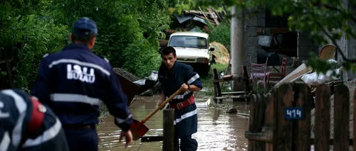 Gospodării inundate în Suceava, după o ploaie torențială cu grindină