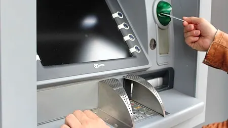 O femeie din Sibiu este căutată de polițiști, după ce a luat 1.400 de lei dintr-un ATM