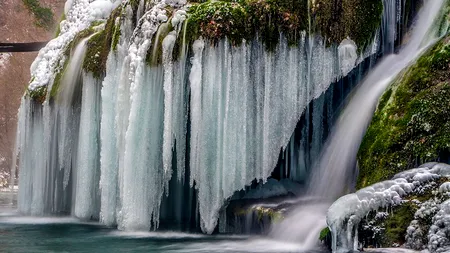 Galerie FOTO spectaculoasă cu Cascada Bigăr. Una dintre cele mai frumoase cascade din lume a înghețat