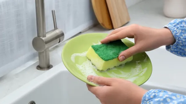 Truc genial pentru curățarea vaselor. Ingredientul natural care ți-ar putea ușura munca