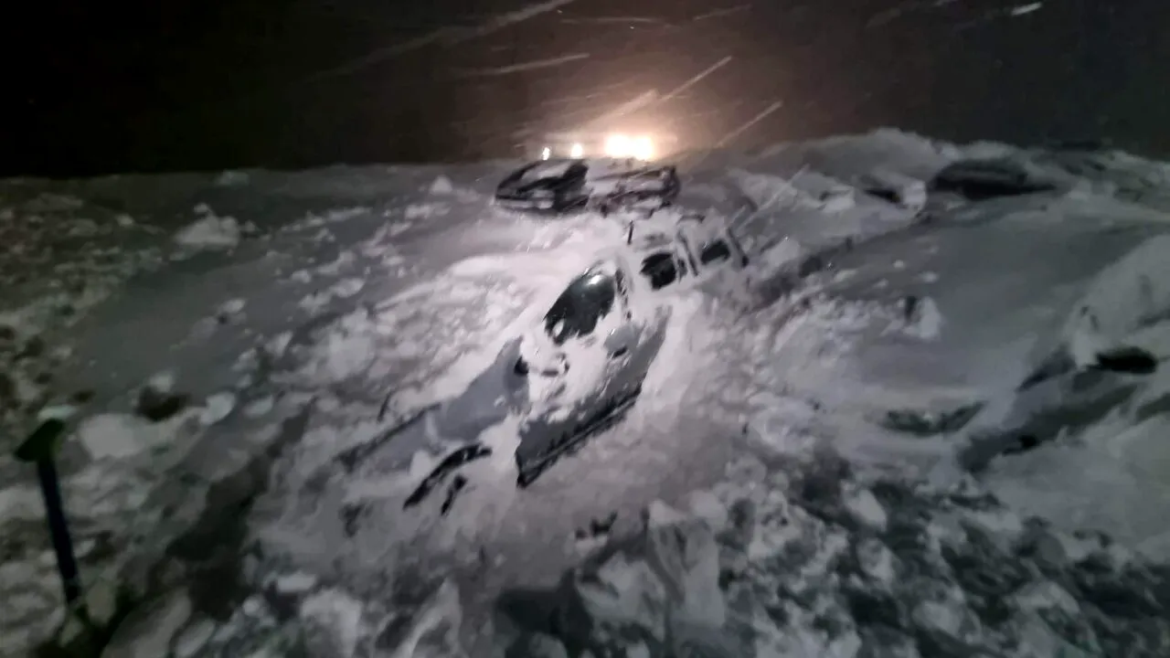 Polițiștii verifică modul cum au ajuns turiștii la Cabana CAPRA, deși drumul era închis