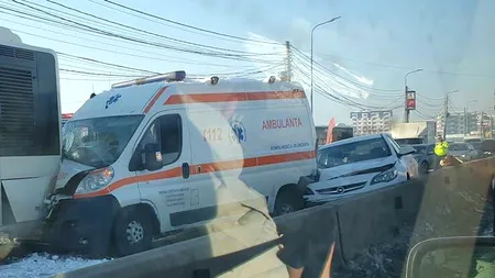 VIDEO Accident produs în Capitală. Au fost implicate o ambulanţă, un STB și un autoturism