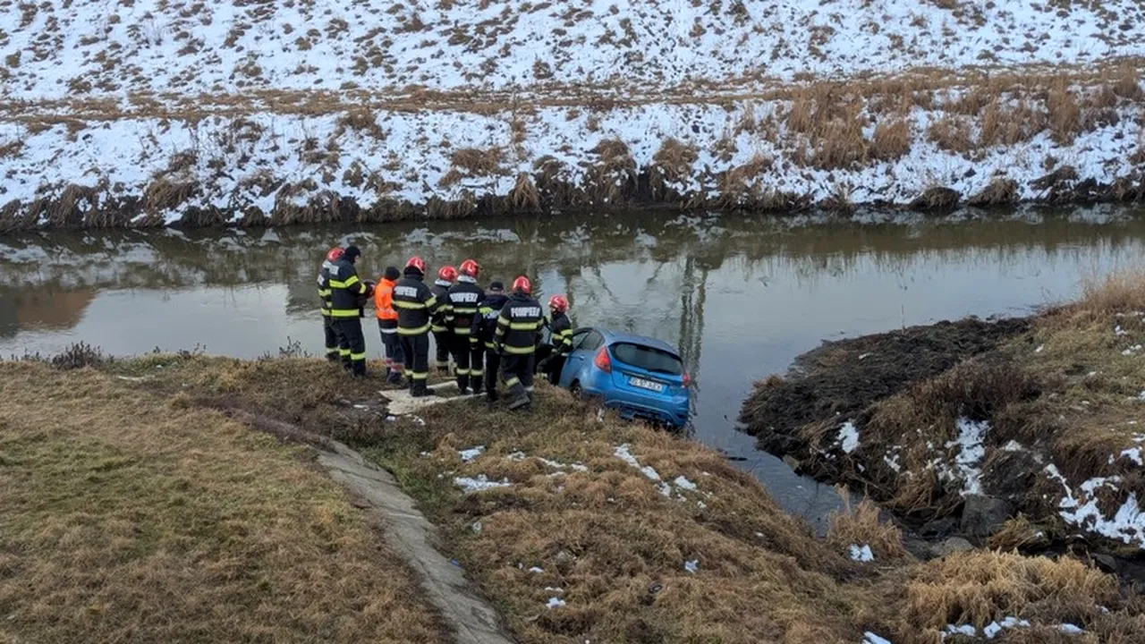 O femeie din Iași a fost rănită după ce a căzut cu mașina în râul Bahului. Cum a reușit să iasă din autoturism înainte de sosirea pompierilor