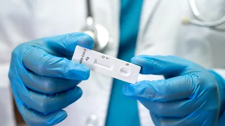 Conferință controversată la Brașov. Au fost promovate teorii conspiraționiste despre vaccinarea anti-COVID, morți subite și controlul maselor