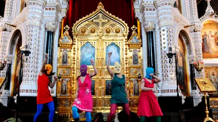 Două dintre membrele trupei Pussy Riot AU FUGIT din Rusia