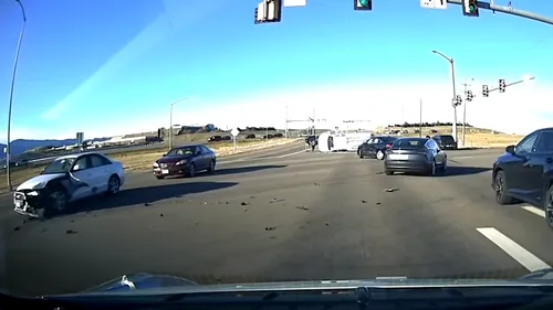 Momentul în care un automobil Tesla FĂRĂ ȘOFER evită un ACCIDENT grav