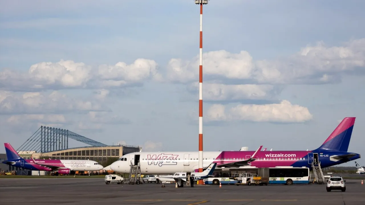 Scandal pe Aeroportul Otopeni | Zeci de pasageri WIZZ AIR nu au mai putut urca la bord: ”Mi-am luat și oul să ciocnesc în avion, n-am apucat să urc