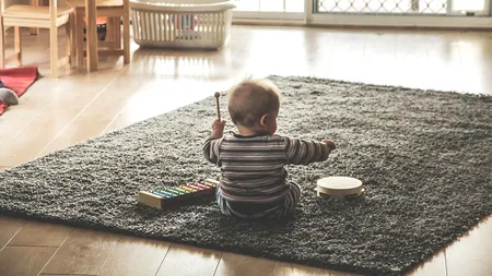 Băiețelul de 6 ani, VÂNDUT unui cetățean german, se află într-un un centru maternal din Gorj. Micuțul a suferit traume