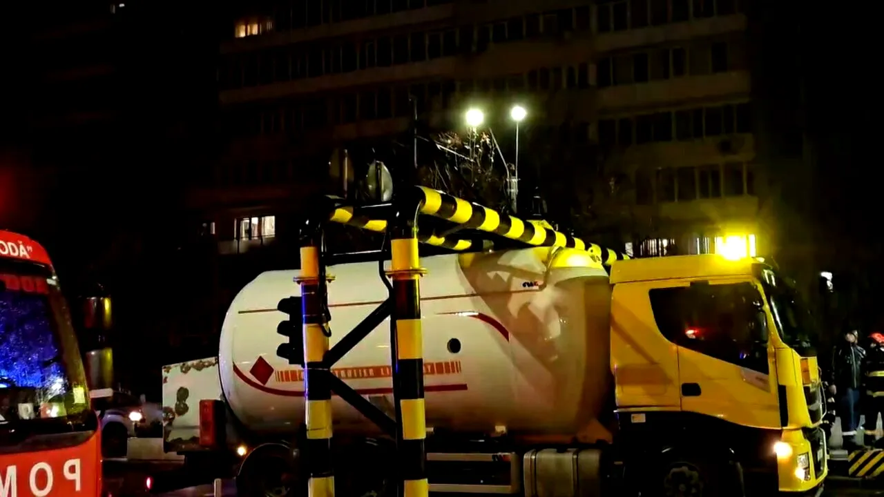 O cisternă cu GPL a rămas blocată în poarta de gabarit a Pasajului Unirii. Primarul Sectorului 4: „Atentat terorist la adresa siguranței publice”