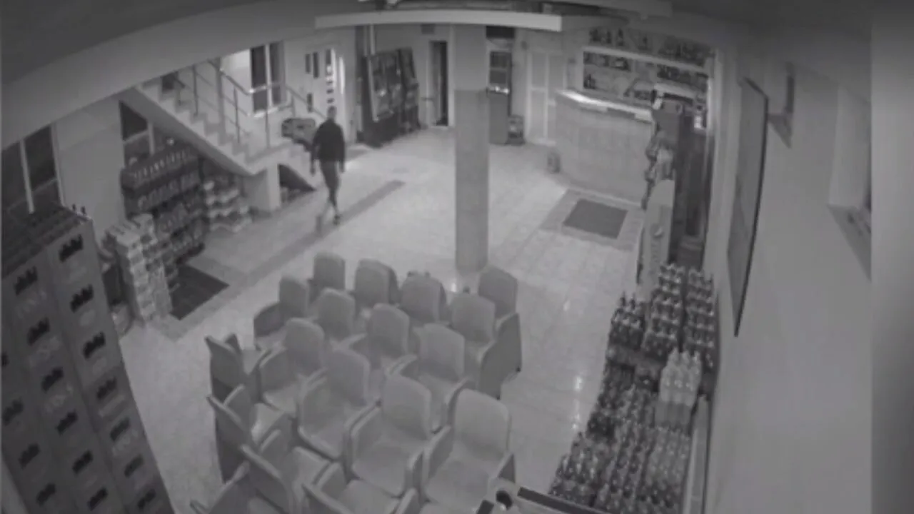 Cel mai slab hoț din lume: s-a îmbătat și a uitat pe unde a intrat! Ce a făcut ca să iasă din magazinul pe care l-a jefuit