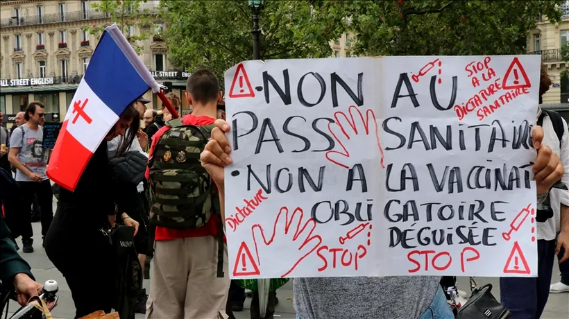 Mii de oameni protestează în Franța împotriva noilor reguli privind vaccinarea obligatorie a cadrelor medicale