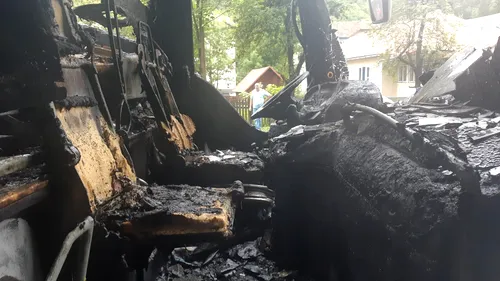INCENDIU. Un autocar cu 46 de persoane la bord a luat foc pe DN1, în Azuga | Traficul în zonă a fost reluat