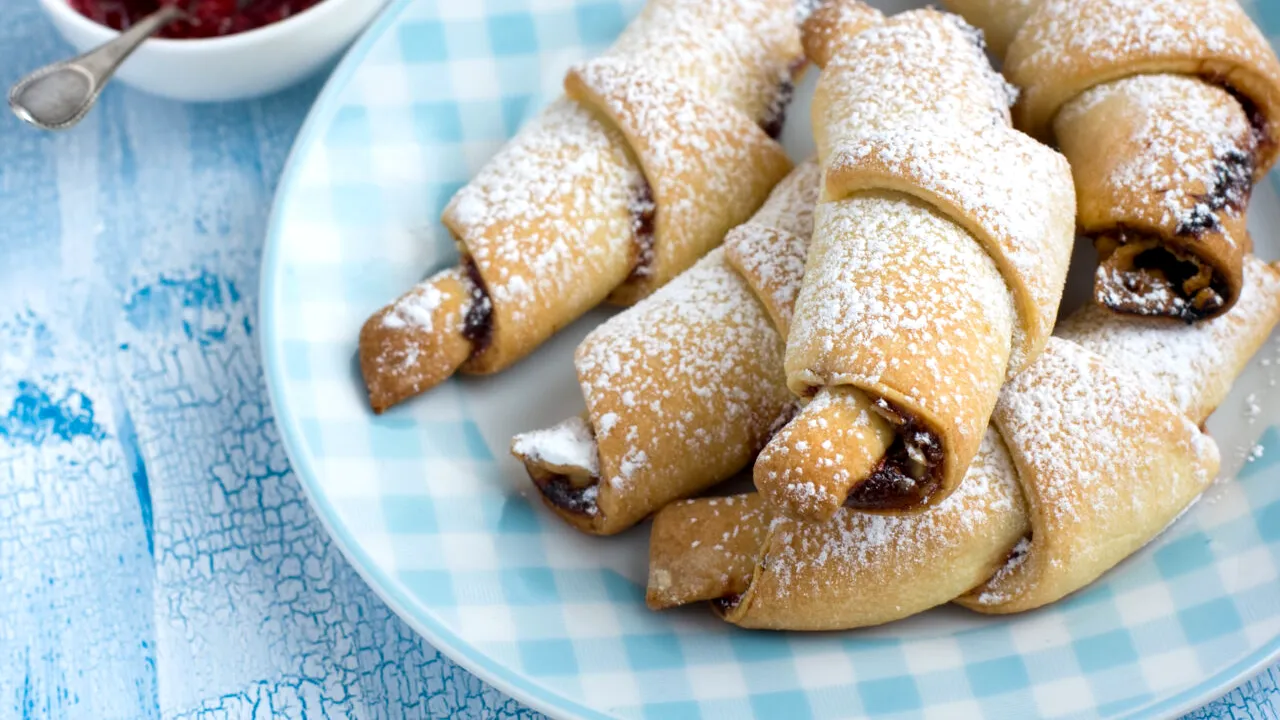 Rețetă de cornulețe cu gem și nuci de post. Ce să pui în aluat pentru o aromă deosebită