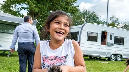 Cum au reacționat câțiva nomazi în Belgia când un primar a încercat să-i alunge de pe un teren ocupat abuziv cu ajutorul unei instalații de sonorizare de peste 14.000 de wați. VIDEO