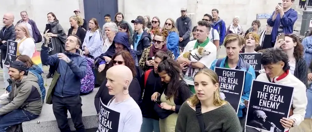 VIDEO | Omagiu adus cântăreței irlandeze Sinead O'Connor la Dublin. Fanii au cântat „Nothing Compares 2 U” în memoria regretatei artiste
