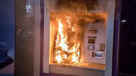 Au încercat să fure banii din bancomat, dar au provocat un incendiu. Cum au eșuat o spargere câțiva hoți din Mediaș
