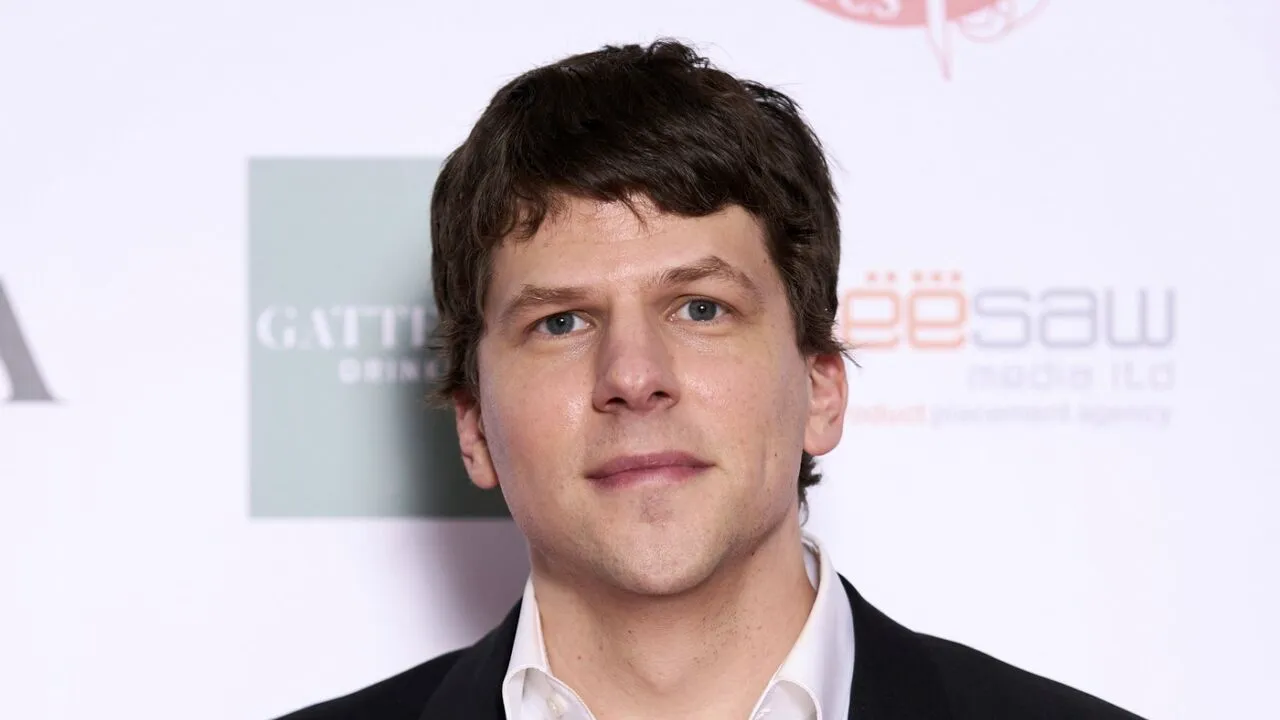 MOTIVUL pentru care Jesse Eisenberg, actorul care a jucat rolul lui Mark Zuckerberg în „The Social Network”, nu mai vrea să fie „asociat cu acesta”