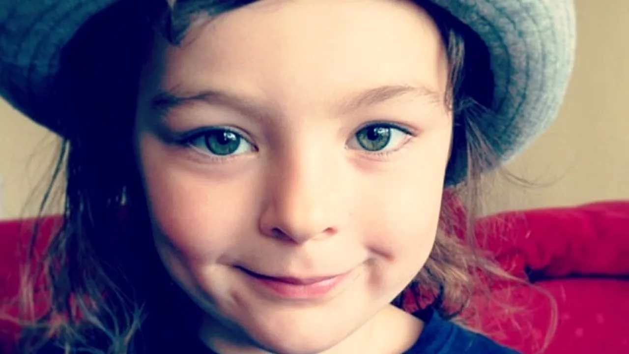 Singurul copil din lume născut fără sânge în vene a început să meargă la școală