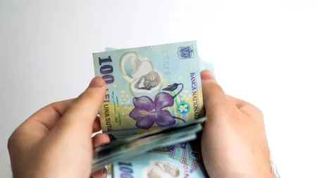 SONDAJ: Aproape jumătate (45%) dintre românii care cumpără online achită cu numerar